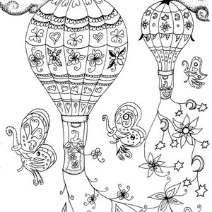 K&ouml;nnte beinhalten: Eine Schwarzwei&szlig;-Zeichnung von zwei Hei&szlig;luftballons mit komplizierten Designs. Die Ballons sind von Schmetterlingen, Blumen und Sternen umgeben. Die Ballons sind durch Ranken mit Blumen mit dem Boden verbunden.