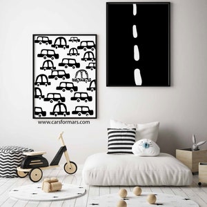 Puede incluir: Ilustraciones en blanco y negro de coches y una carretera en dos impresiones enmarcadas. Las impresiones cuelgan de una pared blanca sobre un fut&oacute;n blanco con almohadas a rayas blancas y negras. El fut&oacute;n est&aacute; sobre un suelo de madera blanca con una alfombra de estrellas blancas y negras.