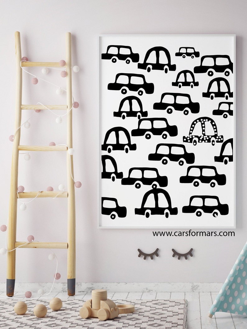 Puede incluir: Arte de pared imprimible en blanco y negro con un patr&oacute;n repetitivo de coches. Los coches son estilizados y tienen un dise&ntilde;o sencillo. El texto "www.carsformars.com" est&aacute; en la parte inferior de la impresi&oacute;n.