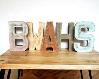 Lettre ou chiffre en papier mâché, décoration de ferme, décoration de ferme rustique, initiale de mur ou d'étagère, lettres debout, lettres de mariage.