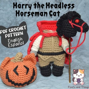 Puede incluir: Patrón de crochet para un amigurumi de gato jinete sin cabeza. El patrón incluye instrucciones para hacer el gato, una capa roja, una cabeza de caballo negra y una calabaza. El patrón está disponible en inglés y español. La imagen muestra el amigurumi terminado, una calabaza y una pequeña ilustración de gato.
