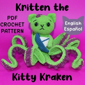 Op de afbeelding: Een groene gehaakte kat met paarse tentakels, die een blauwe gehaakte vis vasthoudt. De kat heeft zwarte ogen en een wit gehaakt schortje. De tekst "Kritten the Kitty Kraken" staat onder de kat. De tekst "PDF CROCHET PATTERN" staat boven de kat. De tekst "English Español" staat in een grijze doos rechts van de kat.