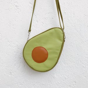  アボカド ショルダーバッグ アボカドモチーフ～本革の個性派ショルダーバッグ☆【avo