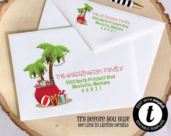 Könnte beinhalten: Ein weißer Umschlag mit einem weihnachtlichen Absenderaufkleber. Der Aufkleber zeigt ein Cartoon-Bild einer Palme mit Weihnachtslichtern und einem Weihnachtsmann-Sack voller Geschenke. Der Text auf dem Aufkleber lautet "The Williamson Family" und "The Carrington Family" mit ihren jeweiligen Adressen. Der Umschlag trägt außerdem den Text "Try before you buy! See link in listing details" und "Editable Template".