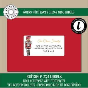 Può includere: Un'etichetta di indirizzo natalizia rossa e bianca con un'illustrazione di schiaccianoci. L'etichetta dice "The Claus Family" e include un indirizzo con un codice postale del Polo Nord. L'etichetta è modificabile e funziona con le etichette Avery 5163 e 8163.