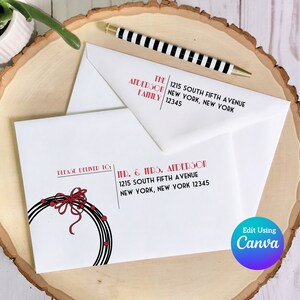 Peut inclure: Une enveloppe blanche avec un motif de couronne rouge et noire. Le texte "PLEASE DELIVER TO: MR. & MRS. ANDERSON 1215 SOUTH FIFTH AVENUE NEW YORK, NEW YORK 12345" est imprimé sur l'enveloppe.