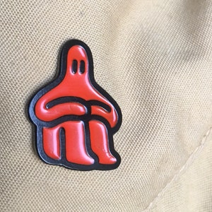 Red enamel pin imagem 3