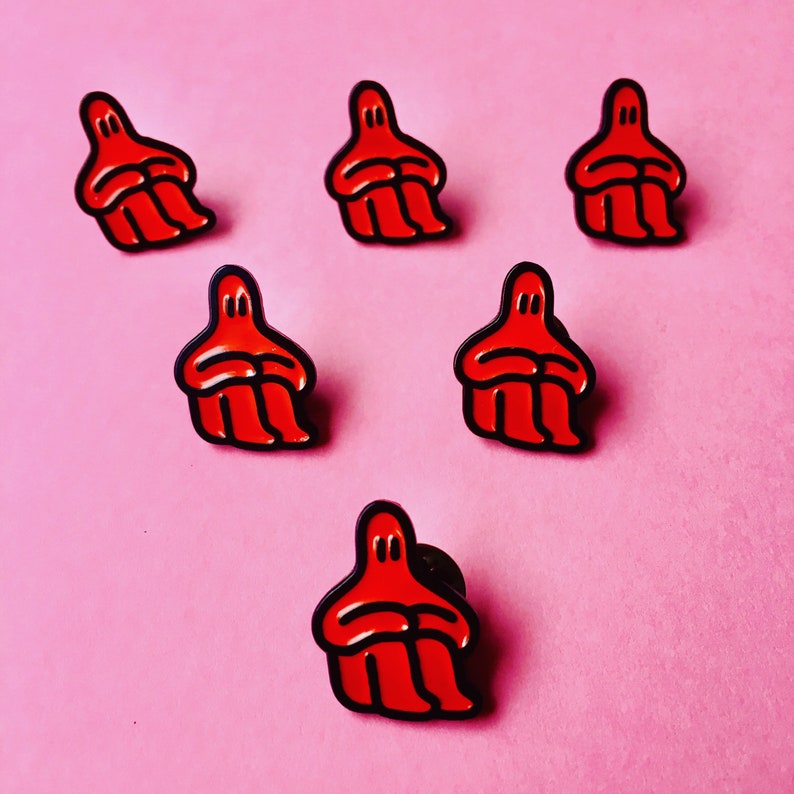 Red enamel pin imagem 1