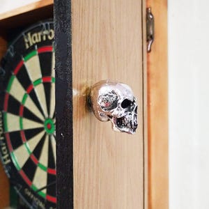 Handgjord skåpknopp med dödskalle i krom, gotisk dekor, 40 mm