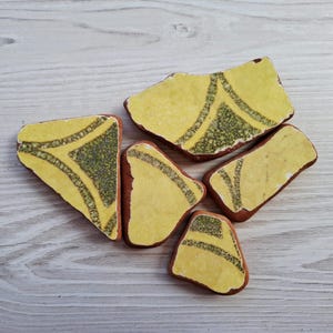 Azulejos de cerâmica amarelo-limão com motivos marítimos: cerâmica croata inspirada nas praias, peças de arte em mosaico.