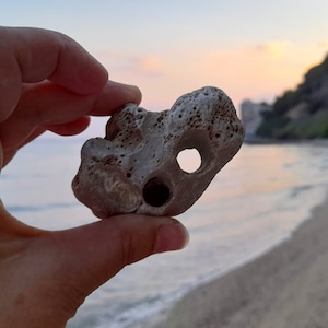 Pietra della strega con buco - Roccia naturale del mare Adriatico, regalo ideale per maghi o amanti della spiaggia, scoperta della costa croata!
