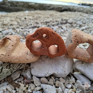Authentische Schätze der Adria: Seltene Terrakotta-Steine, Kroatische Strandgut-Geschenkset, Vintage Terrakotta-Meeresfunde, 3-teilige Tonscherben