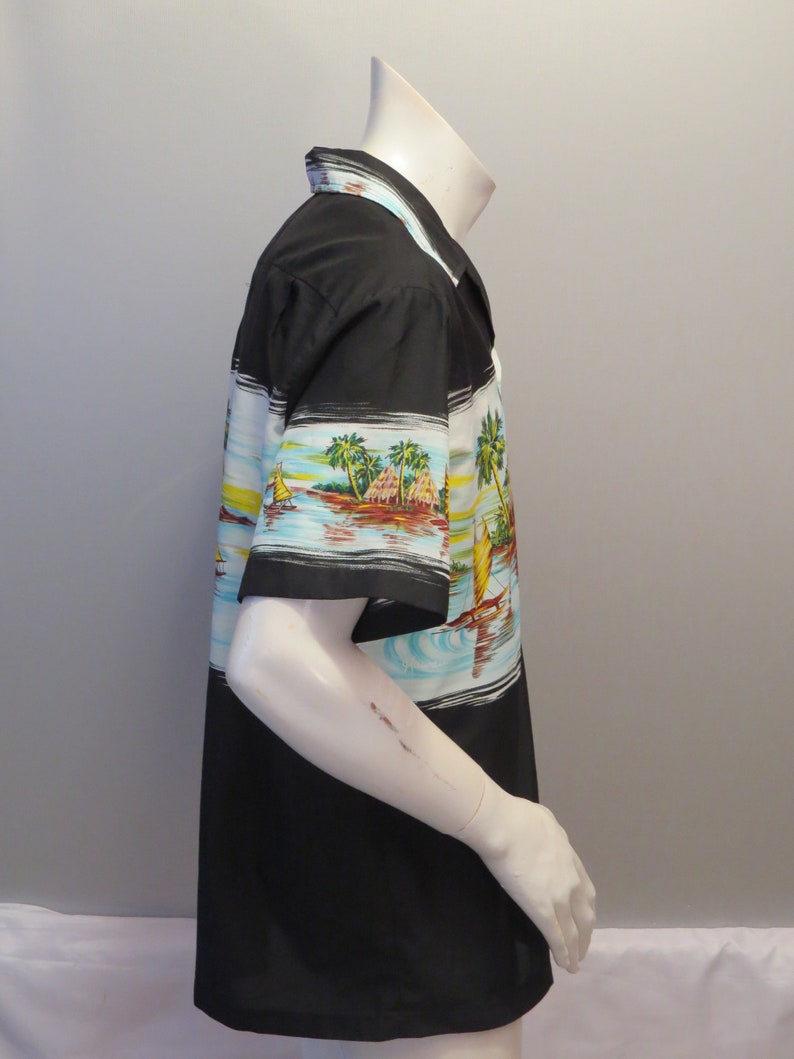 Men/'s Large Vintage Hawaiian Aloha Shirt Coast Side Hut Pattern