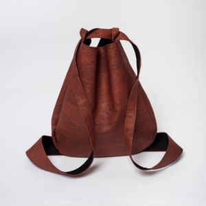 Multifunktionale Rucksacktasche, rostbraune Schultertasche, nachhaltige Tasche aus Korkstoff