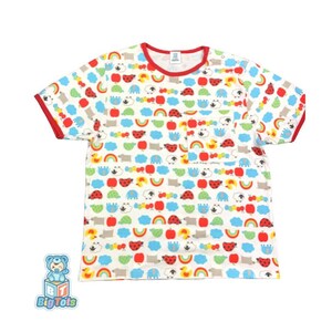 Pode incluir: Camiseta branca de manga curta com acabamento vermelho em volta do pescoço e das mangas. A camiseta tem um bolso na frente e é coberta por um padrão colorido de maçãs, joaninhas, nuvens, arco-íris e lagartas.