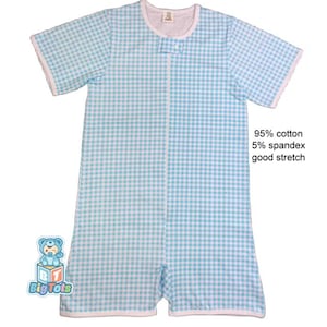 Può includere: Un body per neonato a quadri vichy blu e bianco con chiusura a zip. Il body è realizzato in 95% cotone e 5% elastan per una buona elasticità.