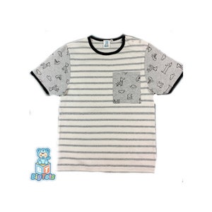 Peut inclure: Un t-shirt rayé blanc et gris avec une bordure noire autour du cou et des manches. Les manches sont en tissu gris avec des illustrations noires d'animaux et d'objets. Le t-shirt a une poche grise avec des illustrations noires sur le devant.