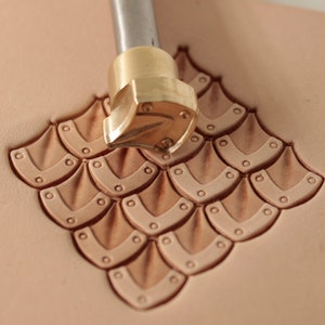 Outils pour l'artisanat du cuir. Tampon n° 403 - Écaille d'armure