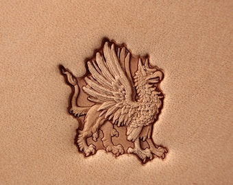 Op de afbeelding: Een gedetailleerd reliëf in leer van een griffin met uitgespreide vleugels, een leeuwenlichaam en een adelaarskop.