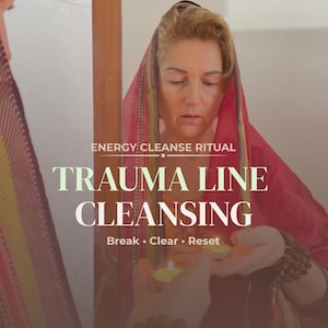 Peut inclure: Image avec le texte "TRAUMA LINE CLEANSING" et "ENERGY CLEANSE RITUAL". Une personne tient une bougie allumée. La personne porte un couvre-chef rouge et jaune.