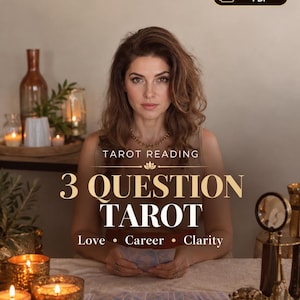 Op de afbeelding: Een digitale dienst voor een tarotreading met 3 vragen, inclusief tekstoverlay Tarot Reading 3 Question Tarot Love Career Clarity en Same Day PDF. De afbeelding toont een persoon met tarotkaarten aan een tafel met kaarsen.