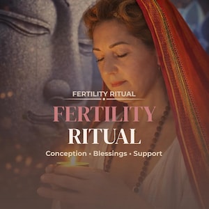 Peut inclure: Une femme aux yeux fermés tient une bougie allumée, avec le texte "Fertility Ritual" en rose et blanc. L'image comprend les mots "Conception, Bénédictions, Soutien". Une grande tête de Bouddha en pierre est en arrière-plan.
