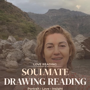 Op de afbeelding: Een vrouw lacht voor een berg- en rivierlandschap. Tekstoverlay luidt "LOVE READING SOULMATE DRAWING READING Portrait • Love • Insight." Een banner rechtsboven zegt "SAME DAY PDF."