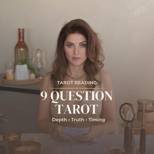 Può includere: Una donna con lunghi capelli castani è al centro dell'immagine, con il testo "Tarot Reading" e "9 Question Tarot" visualizzato. Le parole "Depth, Truth, Timing" sono sotto il titolo. Un logo "Same Day PDF" è nell'angolo in alto a destra.
