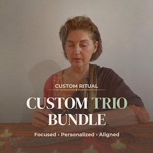 Może przedstawiać: Obraz przedstawia kobietę z krótkimi włosami, ubraną w bluzkę we wzory i brązową chustę. Tekst brzmi "CUSTOM RITUAL CUSTOM TRIO BUNDLE" ze słowami "Focused, Personalized, Aligned" poniżej. Widoczne są również zapalone świece.