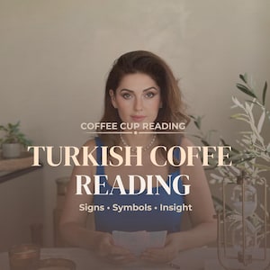 Puede incluir: Imagen que promociona un servicio de lectura de café turco. El texto incluye "Lectura de taza de café" y "Lectura de café turco: Signos, Símbolos, Perspicacia". La imagen muestra a una persona sosteniendo cartas, con velas y un reloj de arena.