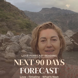 Può includere: Una donna sorride di fronte a uno sfondo di montagna e fiume. Il testo sull'immagine recita "Love Forecast Reading" e "Next 90 Days Forecast". Il testo aggiuntivo include "Love, Timeline, What's Next" e "Same Day PDF".