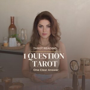 Pode incluir: Uma mulher com cabelo castanho comprido e um colar de ouro está centrada na imagem. O texto "TAROT READING" e "1 QUESTION TAROT One Clear Answer" são exibidos. Um logotipo "SAME DAY PDF" está no canto superior direito.