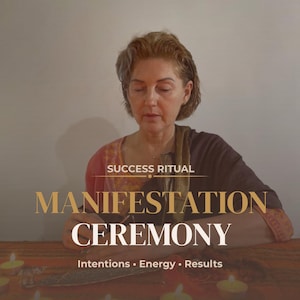 Puede incluir: Un juego de tres tazas de cerámica con un acabado mate moteado. Las tazas son en tonos crema, gris claro y gris oscuro. Cada taza tiene un diseño simple y minimalista y un asa redondeada.