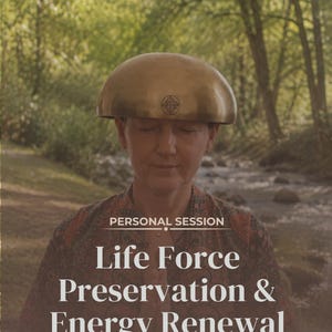 Peut inclure: Un bol chantant en bronze métallique repose sur une tête, avec un petit emblème circulaire sur le devant. Le texte sur l'image indique : SAME DAY PDF, PERSONAL SESSION, Life Force Preservation & Energy Renewal. Le bol a une surface lisse et incurvée.