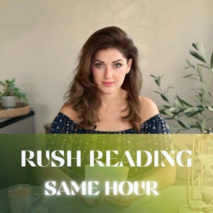 Könnte beinhalten: Eine Frau mit langen braunen Haaren ist im Zentrum des Bildes. Der Text "RUSH READING SAME HOUR" ist über das Bild gelegt. Kerzen und Tarotkarten sind sichtbar.