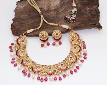 Conjunto de collar y aretes mogoles de oro de 22 quilates: diamantes Polki, rubíes y perlas