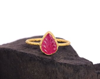 Anillo de rubí tallado en forma de lágrima, anillo de oro macizo de 18 k, anillo minimalista, anillo apilable, banda texturizada, anillo delicado, regalo de aniversario para ella
