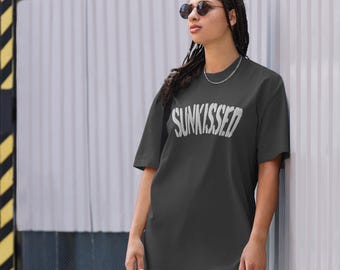 Wygodna, oversize'owa koszulka z haftem Sunkissed