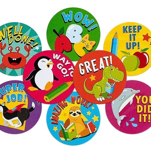 Puede incluir: Un conjunto de ocho pegatinas redondas de colores con varias ilustraciones de animales y frases de ánimo como "¡Bien hecho!" y "¡Lo hiciste!"
