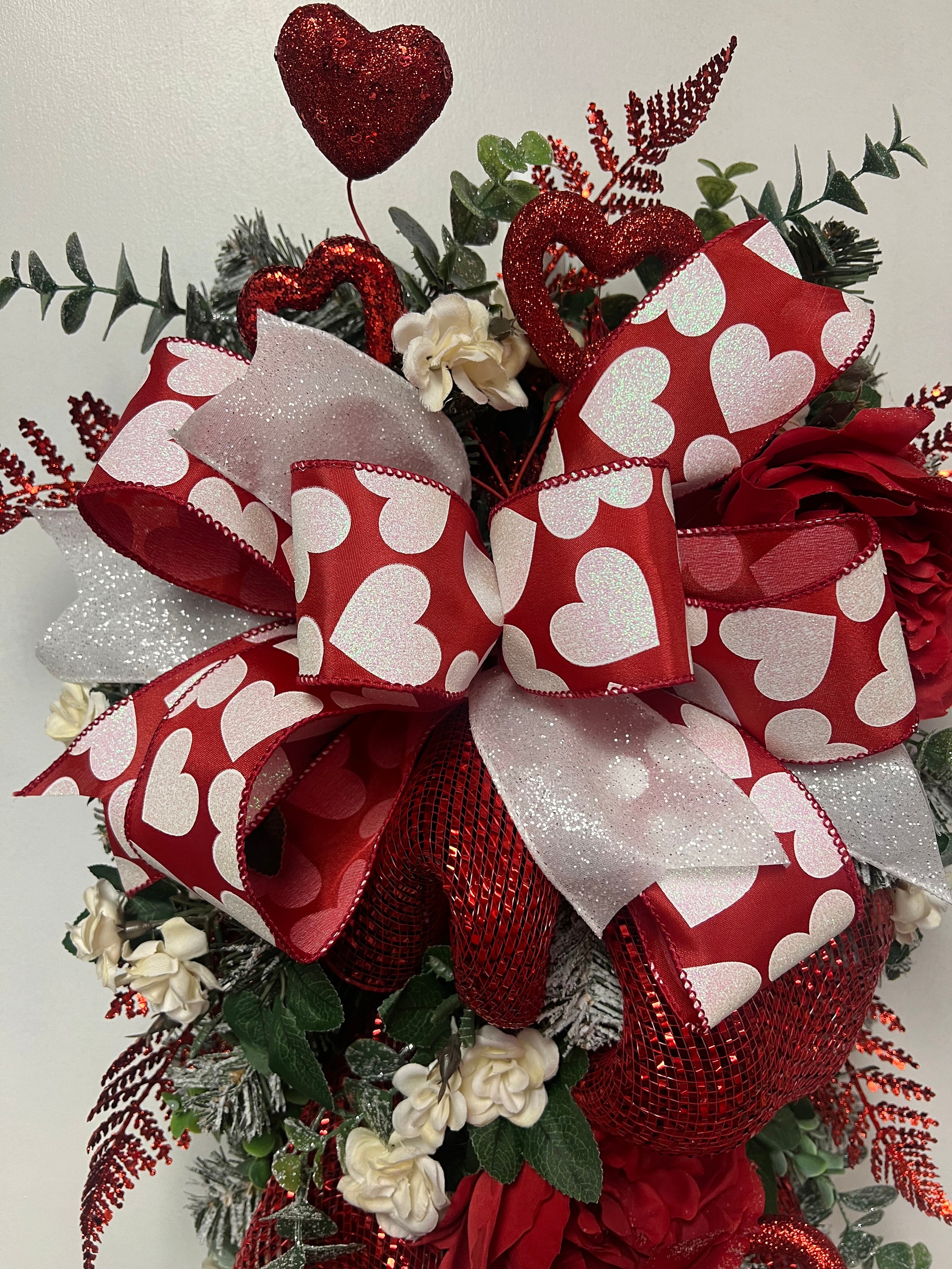 Valentin’s Day Teardrop Swag With Roses, Red and White Valentine’s Day ...