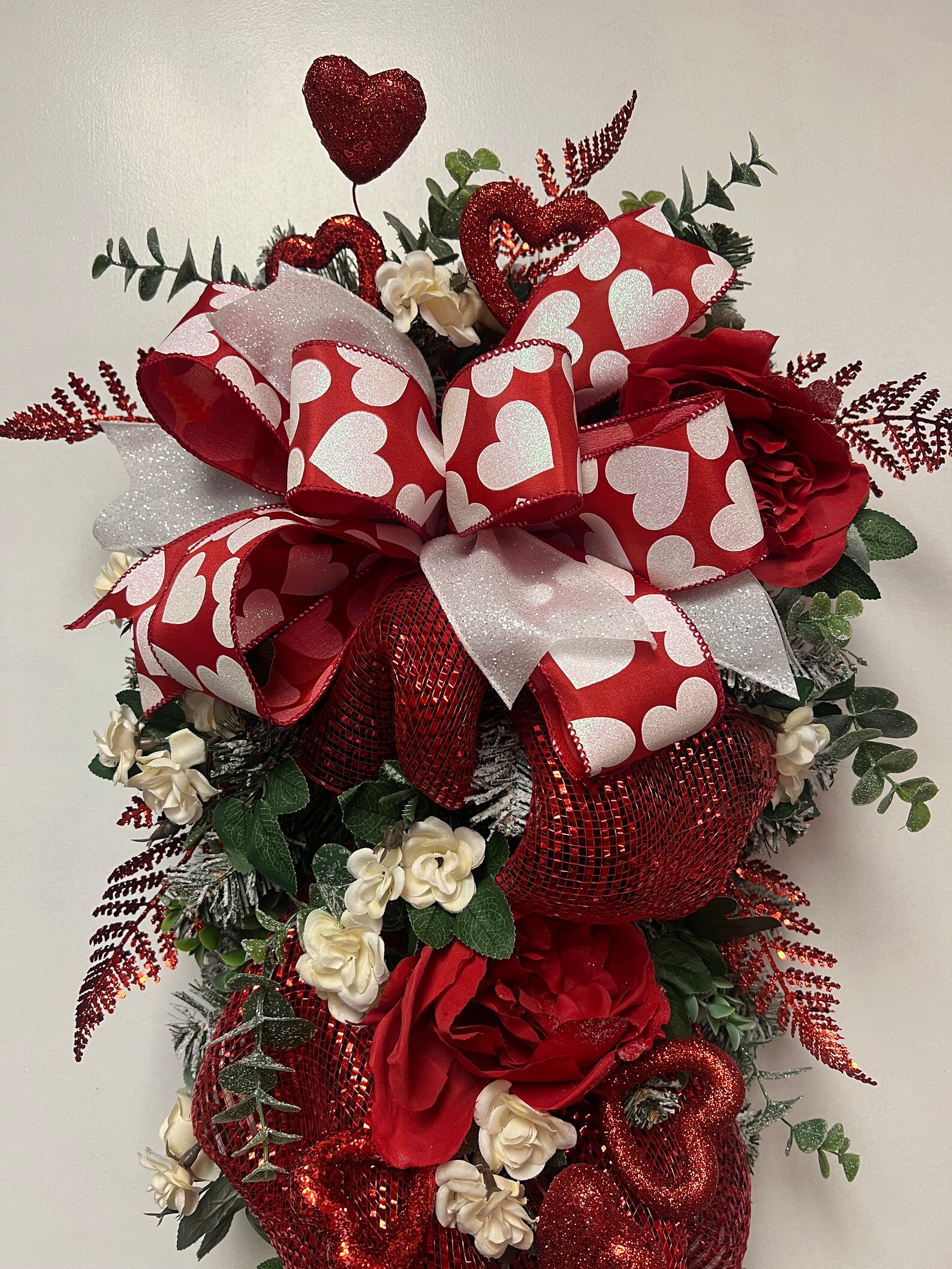 Valentin’s Day Teardrop Swag With Roses, Red and White Valentine’s Day ...