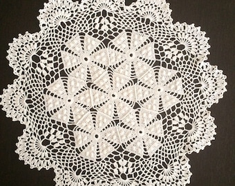 極細白いレースドイリービンテージ 90年代のヴィンテージ、丸型ホワイトの小さなレースドイリー（かぎ針