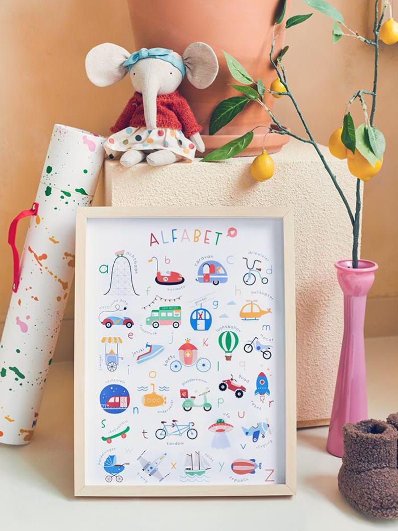 Poster met verschillende voertuigen, zoals treinen, schepen, motoren en vliegtuigen, perfect voor de kinderkamer. Helpt kinderen op een leuke manier de wereld van transport en het alfabet te ontdekken.