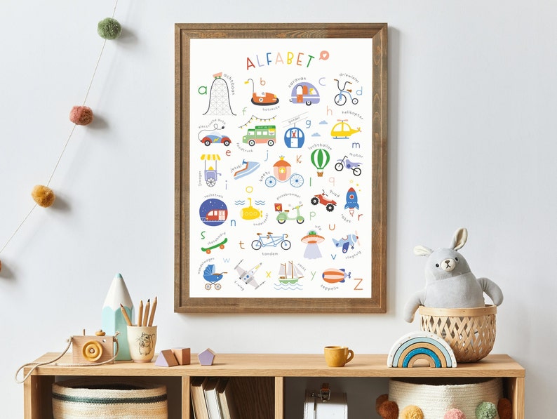Leuke transport-poster voor kinderen, met verschillende voertuigen zoals een luchtballon, een koets, helikopters en meer. Deze kleurrijke print brengt de wereld van transport tot leven, perfect voor de kinderkamer of speelruimte.
