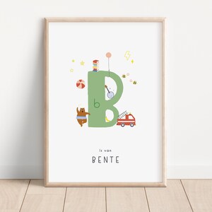 Op de afbeelding: Een groene letter B met een beer, een brandweerauto en een bij. De letter is versierd met sterren en een ballon. De tekst "Is van BENTE" staat onder de letter.
