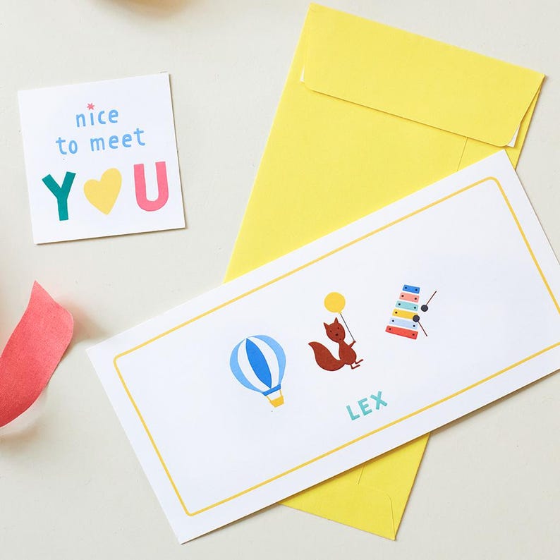 Gepersonaliseerd letterplank geboortekaartje met handgetekende illustraties per letter. Vrolijke kleuren, grappige dieren en objecten. Gedrukt op stevig papier. Kaart ligt plat op een lichte achtergrond met gele envelop. Op het geboortekaartje: de naam LEX in letterplank, met de L van luchtballon, E van Eekhoorn en X van Xylofoon