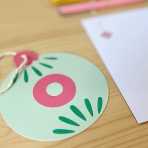Boules de Noël alphabet | Ornement en papier coloré | Décor alphabet floral d'hiver |  Carte décorative en papier
