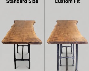 Puede incluir: Se muestran dos mesas de madera con bordes naturales y patas de tubo metálico. La mesa de la izquierda, "Standard Size", tiene patas negras. La mesa de la derecha, "Custom Fit", tiene patas de tubo metálico gris. El texto superior dice "Your Project, Your Size."