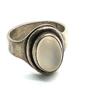 Vintage Signed Darla Hesse Canada Sterling Oval Moonstone Solitaire Ring size 7