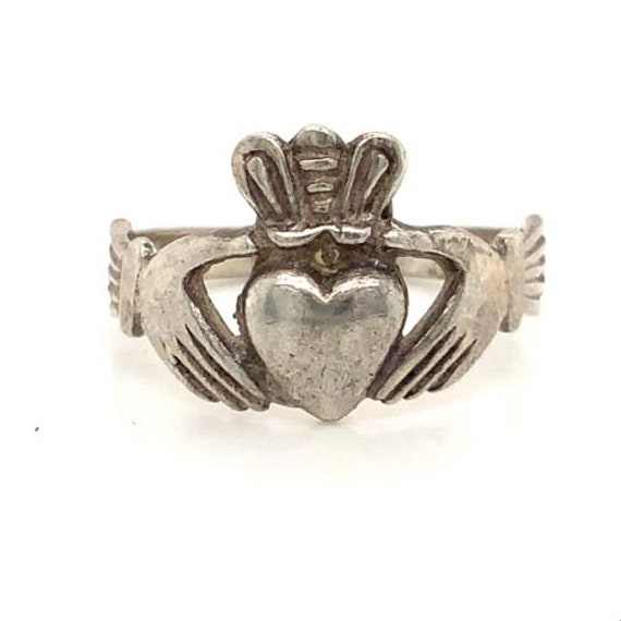Ring with hands holding heart with crown outlet
